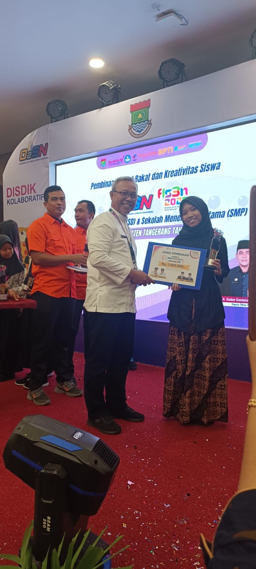 Mengalun Merdu, Mengukir Prestasi: SMPIT AL ITQON Juara 2 Solo Vocal FLS3N Tingkat Kabupaten!